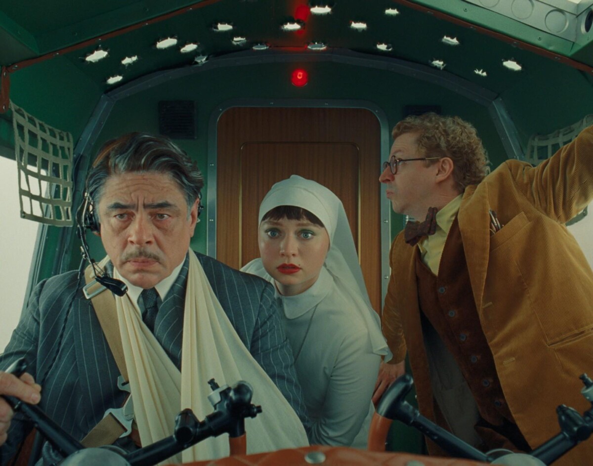 Fenicki układ – recenzja filmu. Biznes w rodzinie i rodzina w biznesie