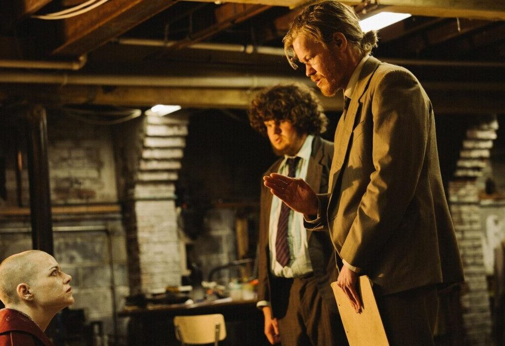 Bugonia – recenzja filmu. Wizja świata, który nieświadomie zwariował