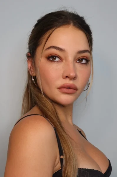 Madelyn Cline dołącza do Glena Powella i Cristin Milioti w niezatytułowanej komedii studia Universal