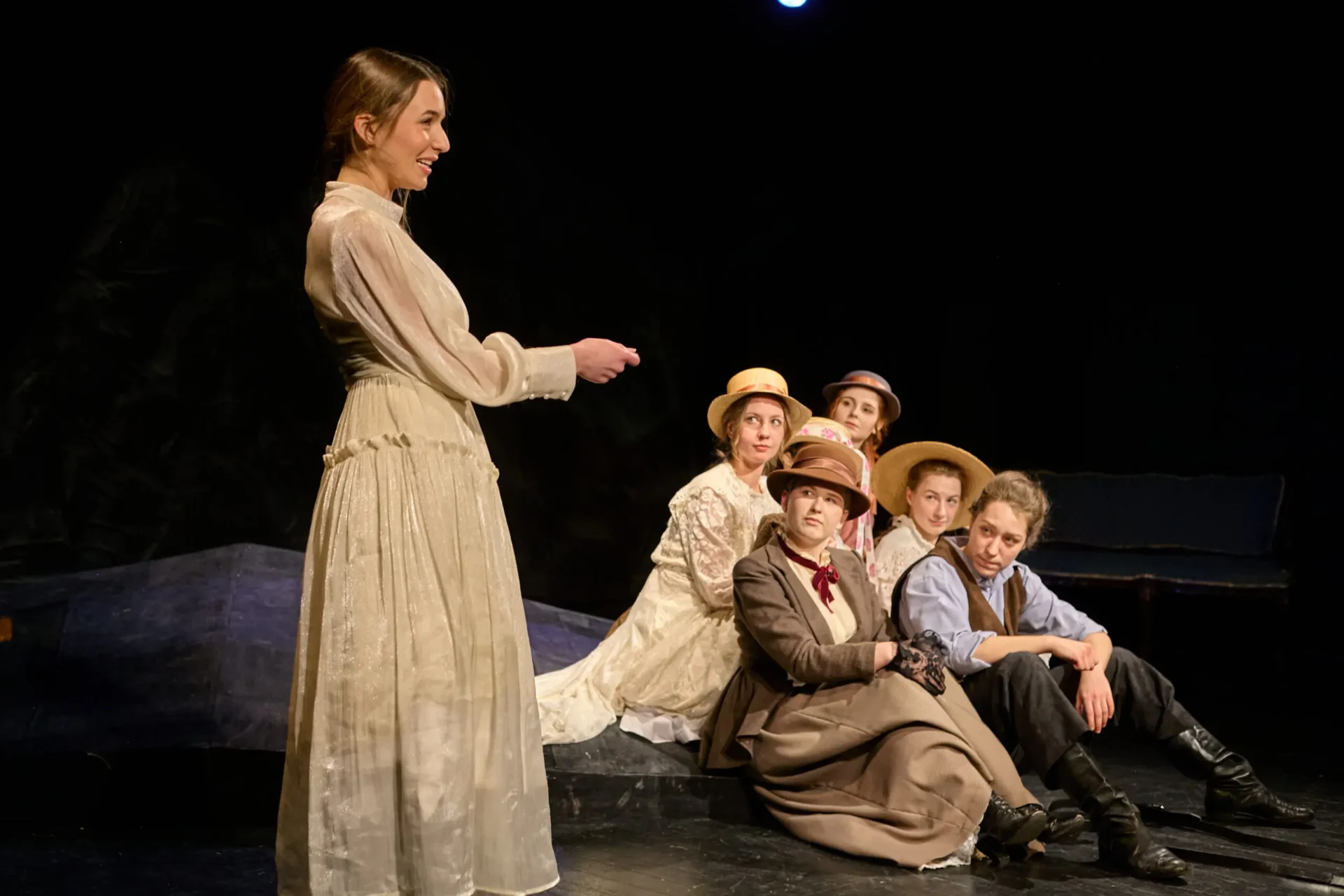 Wysokie cienie – recenzja spektaklu. Ponadczasowy teatr wyobraźni.