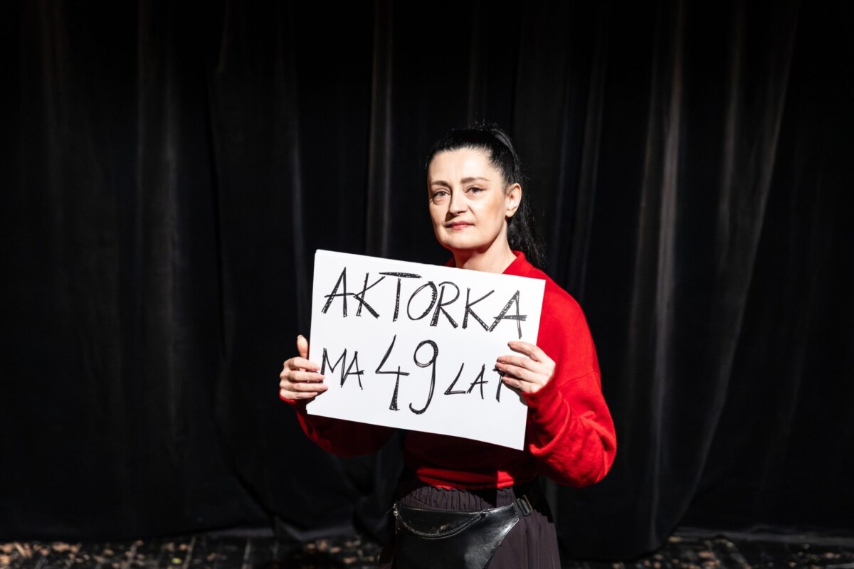 Mała empiria – recenzja spektaklu. Absurd życia po czterdziestce