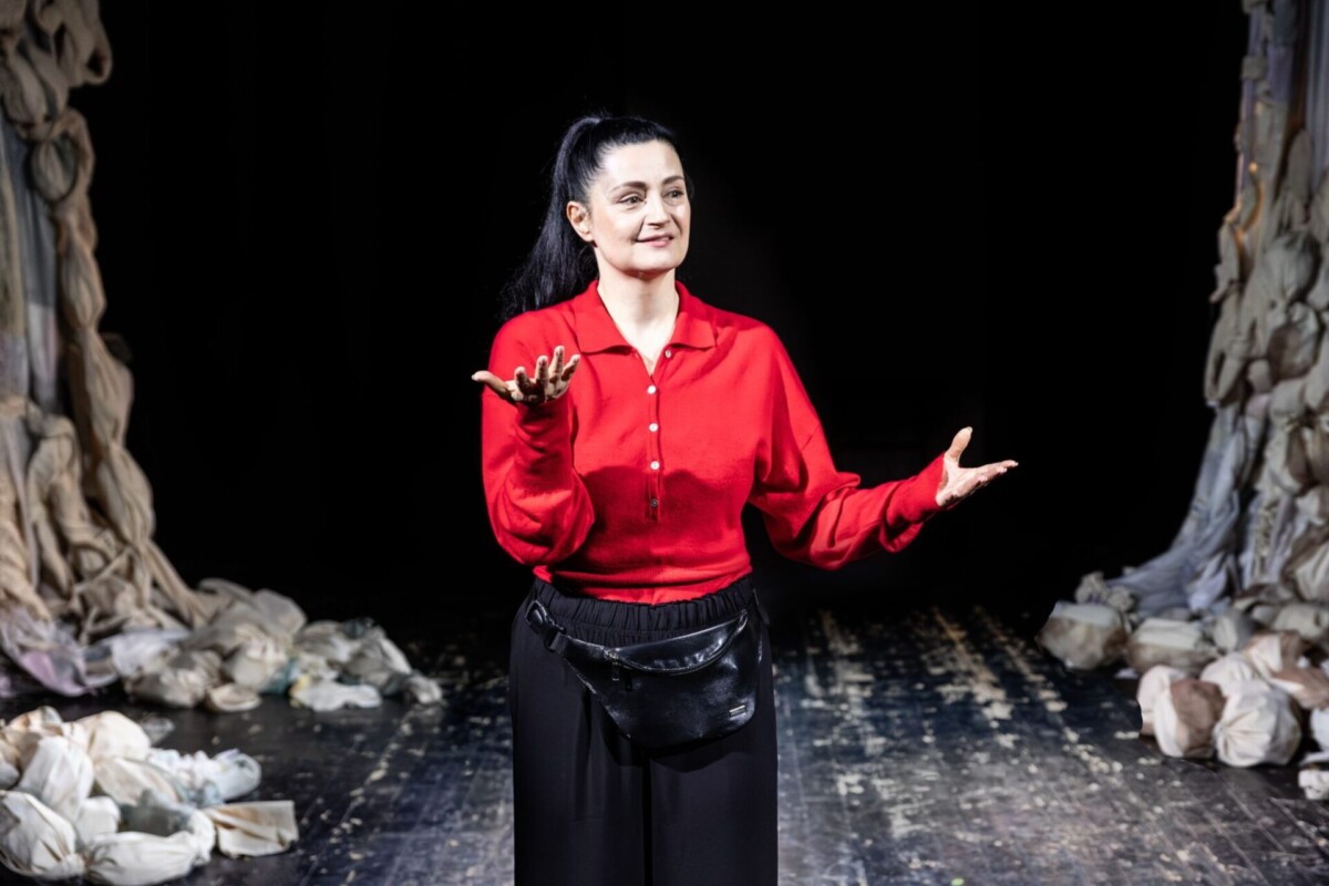 Mała empiria – recenzja spektaklu. Absurd życia po czterdziestce