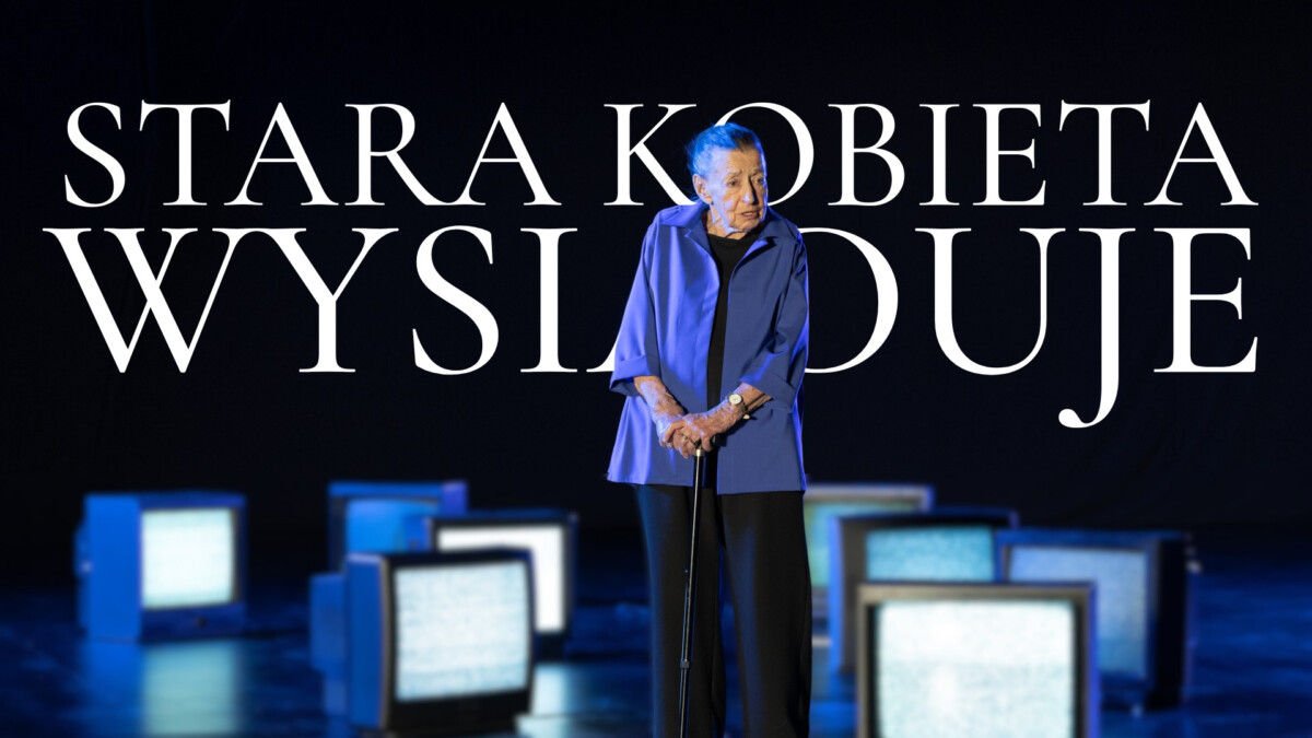 Stara kobieta wysiaduje – recenzja spektaklu. Prawda, która uwiera