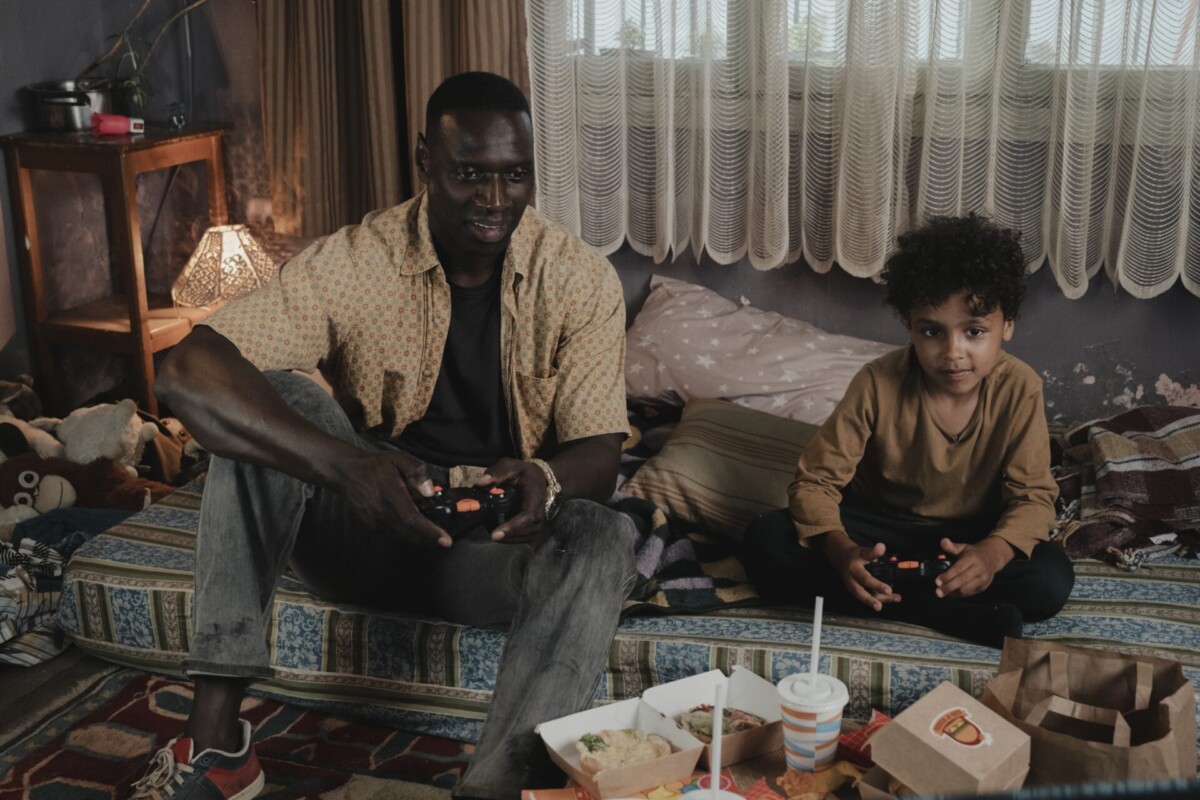 Ktoś całkiem obcy – Omar Sy w nagrodzonym na Berlinale filmie. W kinach od 4 września
